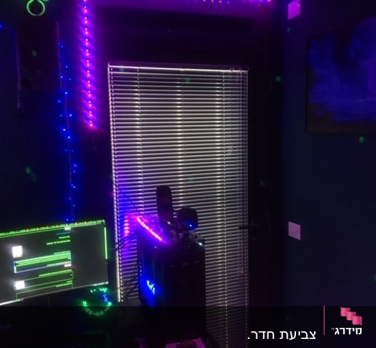 חדר עם תאורה צבעונית ומחשב